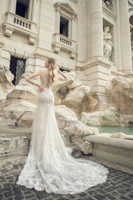 Mauro Lorenzo Fashion Photographer Advertising Campaign roma rome bridal altamoda handmade carrabs piazza spagna fontana trevi Whitedress Moodboard designer luxury sposa artDirector woman pregiato strascico popolo fountain