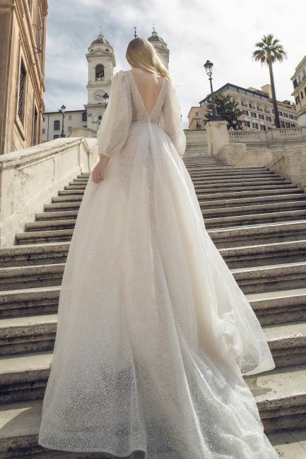 Mauro Lorenzo Fashion Photographer Advertising Campaign roma rome bridal altamoda handmade carrabs piazza spagna fontana trevi Whitedress Moodboard designer luxury sposa artDirector woman pregiato strascico popolo fountain