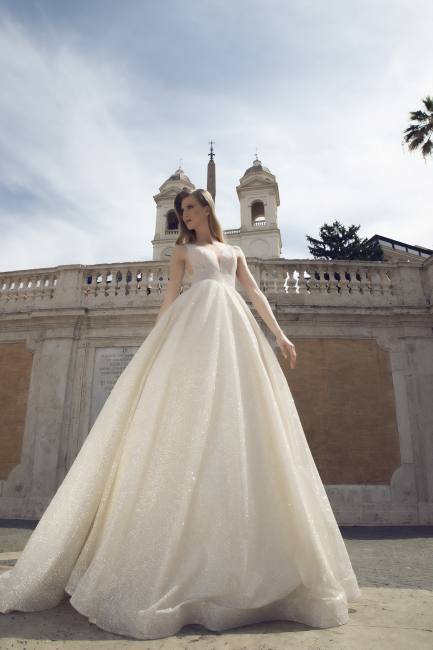 Mauro Lorenzo Fashion Photographer Advertising Campaign roma rome bridal altamoda handmade carrabs piazza spagna fontana trevi Whitedress Moodboard designer luxury sposa artDirector woman pregiato strascico popolo fountain
