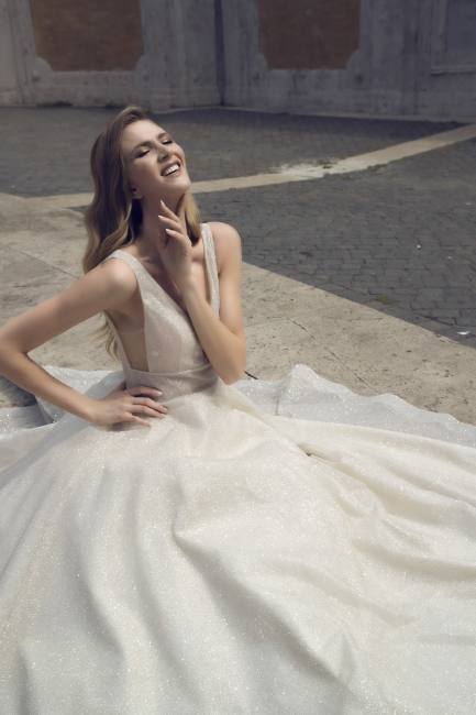 Mauro Lorenzo Fashion Photographer Advertising Campaign roma rome bridal altamoda handmade carrabs piazza spagna fontana trevi Whitedress Moodboard designer luxury sposa artDirector woman pregiato strascico popolo fountain