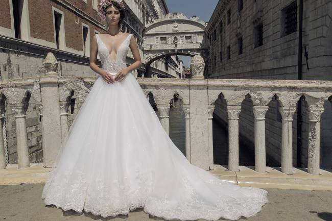 Mauro Lorenzo Fashion Editorial Fashion Photographer Bridal Alta Moda Magazine Agency Management Wedding Venezia Venice Gondola Shooting Top Brands Italian Photographer Inspiration Haute Couture 